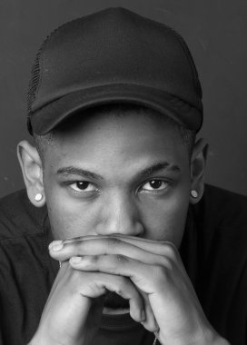 Hip hop Afrikalı-Amerikalı dansçı izole arka plan portresi