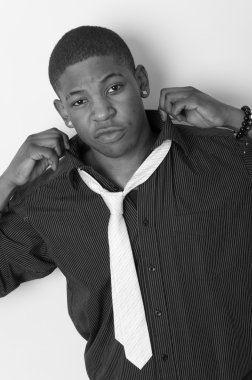 Genç ve yakışıklı bir Afrikalı Amerikalı portresi kapatın