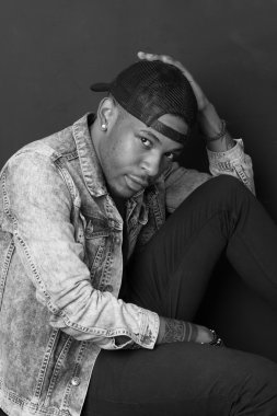 Hip hop Afrikalı-Amerikalı dansçı izole arka plan portresi