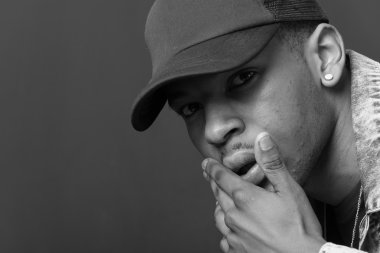 Hip hop Afrikalı-Amerikalı dansçı izole arka plan portresi