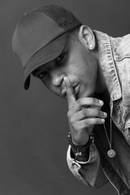 Hip hop Afrikalı-Amerikalı dansçı izole arka plan portresi