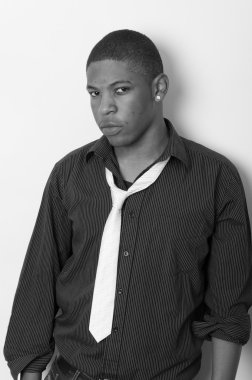 Genç ve yakışıklı bir Afrikalı Amerikalı portresi kapatın