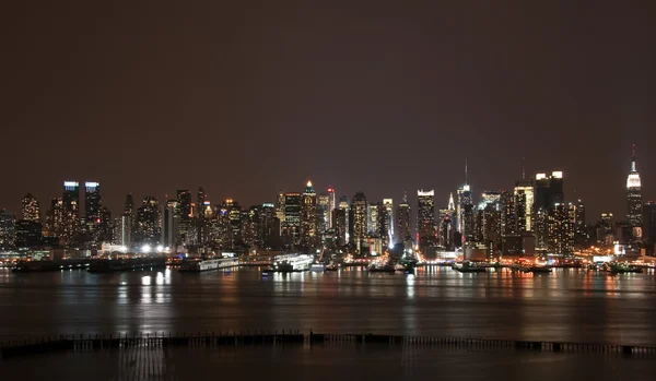 Ciudad de Nueva York skyline por la noche, centro de la ciudad nyc — Foto de Stock