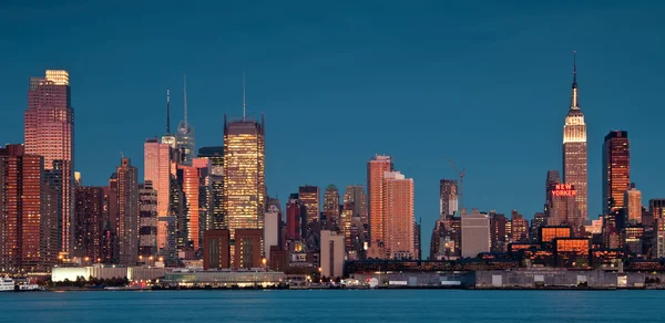 Escénico horizonte de la ciudad de Nueva York sobre el río Hudson — Foto de Stock