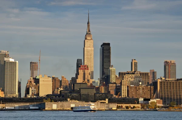 Escénico horizonte de la ciudad de Nueva York sobre el río Hudson — Foto de Stock