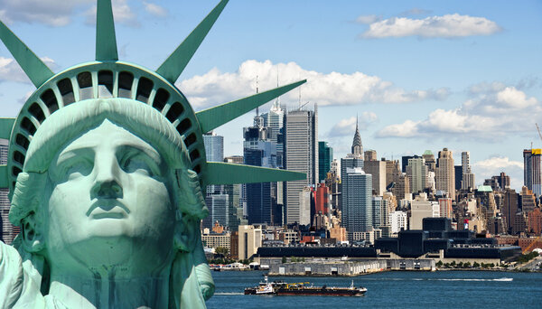 Нью-Йоркский городской пейзаж через реку Гудзон
