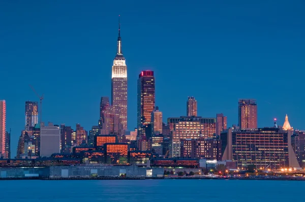 Escénico horizonte de la ciudad de Nueva York sobre el río Hudson — Foto de Stock