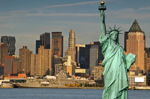 Concept touristique new york ville avec statue liberté — Photo