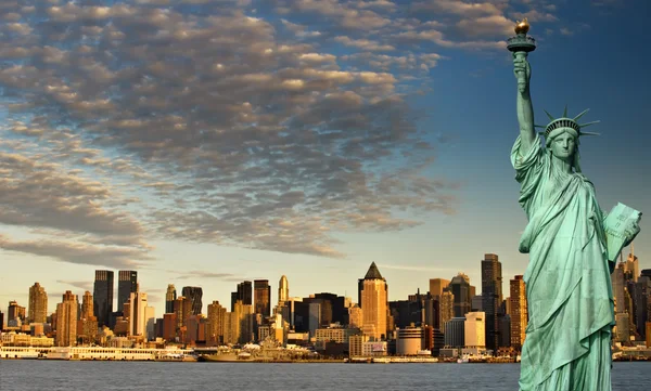 Turisme koncept new york by med statue frihed - Stock-foto