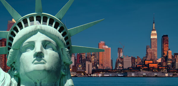 живописный горизонт Нью-Йорка над рекой Гудзон
