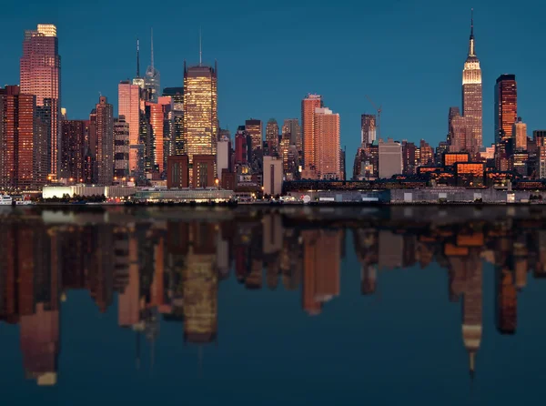 Escénico horizonte de la ciudad de Nueva York sobre el río Hudson — Foto de Stock