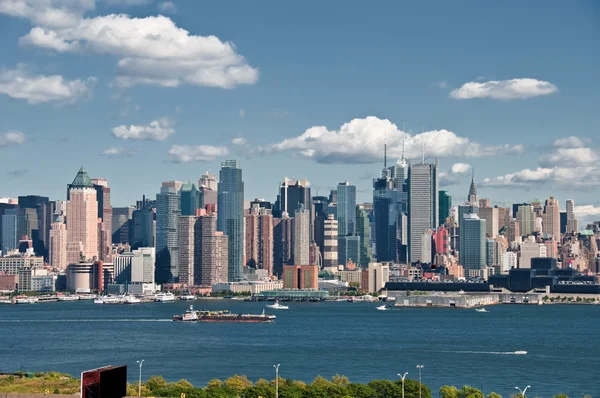 Bela paisagem urbana de Nova Iorque sobre o hudson — Fotografia de Stock