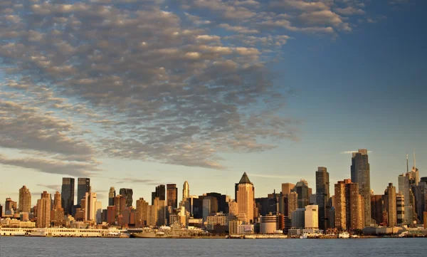 Vacker solnedgång kväll över new york city — Stockfoto