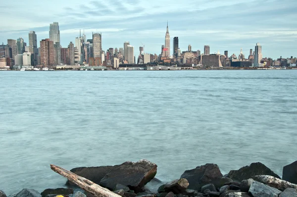 Hermoso paisaje urbano de Nueva York sobre el Hudson — Foto de Stock