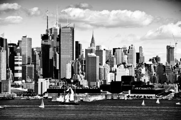 Ciudad de Nueva York paisaje urbano sobre el río Hudson — Foto de Stock