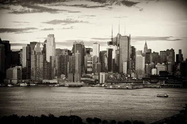 B & w late afternoon midtown nyc over Hudson river — стоковое фото