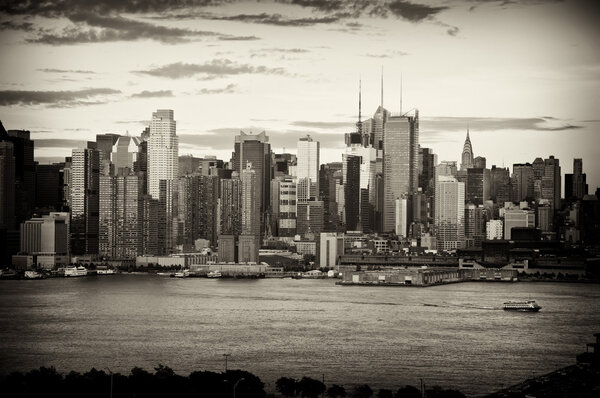 Photo b&w late afternoon midtown nyc over hudson river
