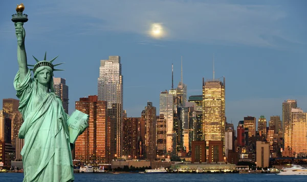 Horizonte de la ciudad de Nueva York sobre Hudson River — Foto de Stock