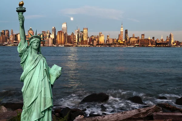 Skyline van New york over rivier de hudson — Stockfoto