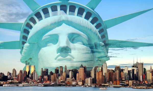 Нью-Йорк силуэт со статуей свободы — стоковое фото