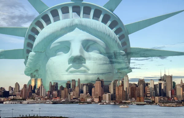 New york city skyline met standbeeld vrijheid — Stockfoto