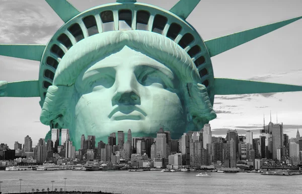 Horizonte de la ciudad de Nueva York con libertad de estatua — Foto de Stock