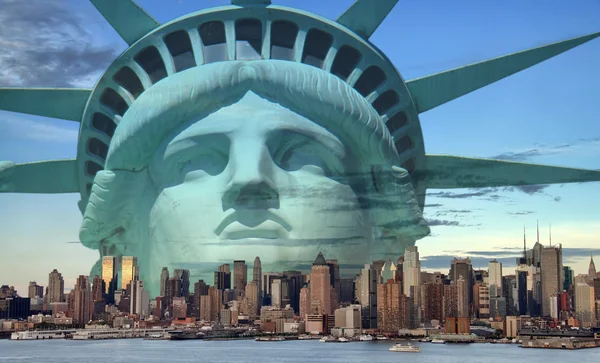 Skyline della città di New York con la libertà della statua — Foto Stock