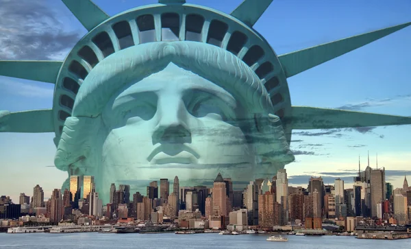 New Yorks skyline med Frihetsgudinnan — Stockfoto