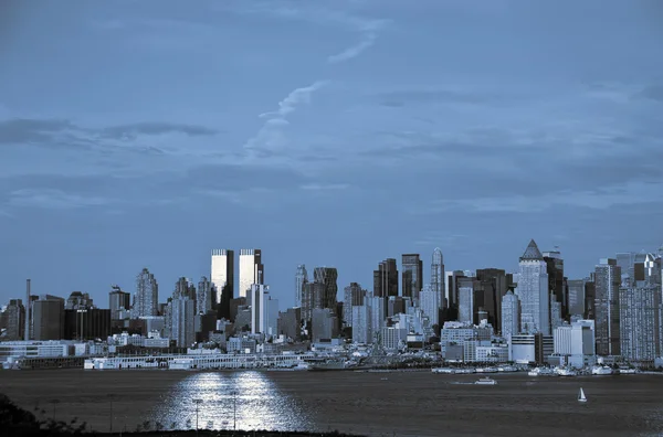 De skyline van New york stad in blauwe en zwarte tinten — Stockfoto