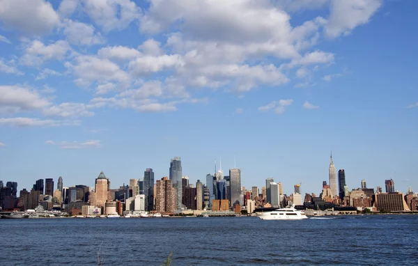 Captura de nyc sobre hudson céu azul — Fotografia de Stock