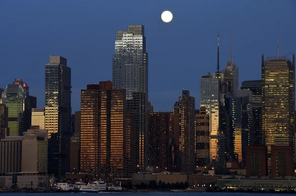 La cattura del paesaggio urbano di New York di notte su Hudson — Foto Stock