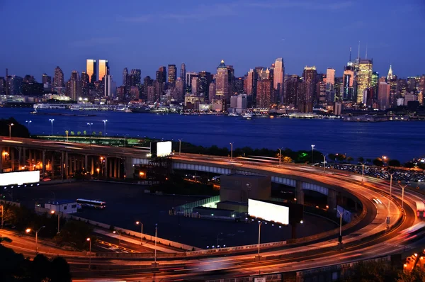 Cattura notturna del centro di New York, con spazio pubblicitario bianco — Foto Stock