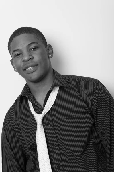 Közelről egy jóképű fiatal afro-amerikai portréja — Stock Fotó
