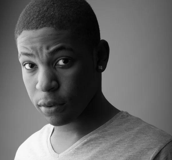 Close up Headshot retrato de um homem negro bonito — Fotografia de Stock
