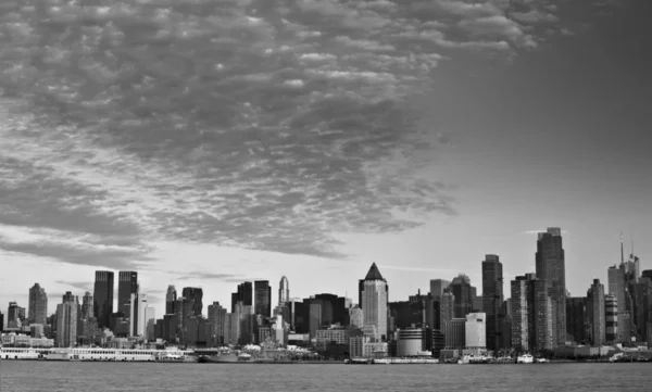 Beautiful sunset evening over new york city — Stock Photo, Image