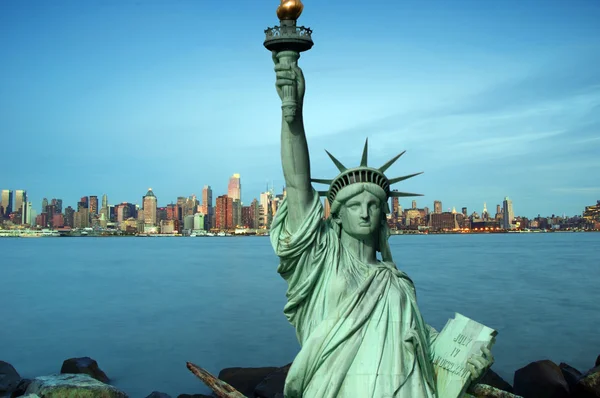 Ciudad de Nueva York paisaje urbano horizonte con estatua de la libertad — Foto de Stock