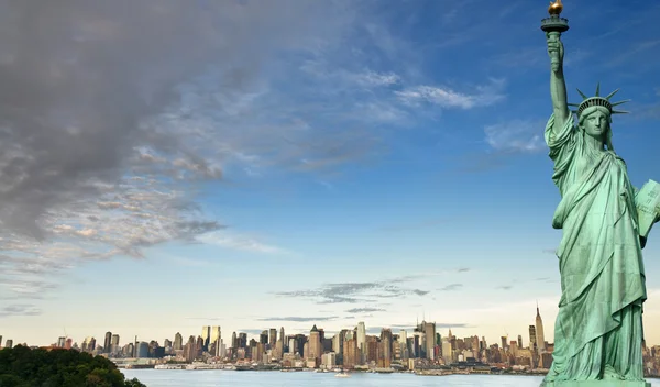 Πόλη της Νέας Υόρκης αστικό τοπίο στον ορίζοντα με το άγαλμα της ελευθερίας — Φωτογραφία Αρχείου