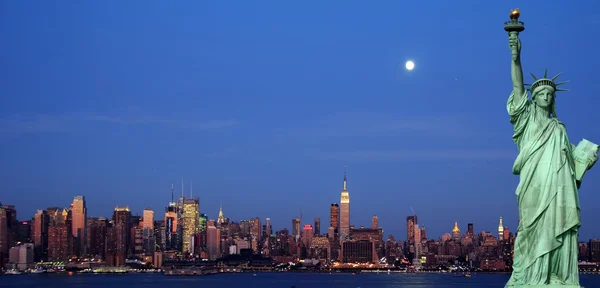 Ciudad de Nueva York paisaje urbano horizonte con estatua de la libertad — Foto de Stock