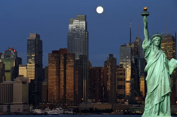 Cidade de Nova Iorque horizonte cityscape com estátua de liberdade — Fotografia de Stock