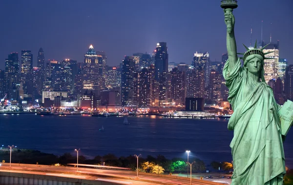 Ciudad de Nueva York paisaje urbano horizonte con estatua de la libertad — Foto de Stock