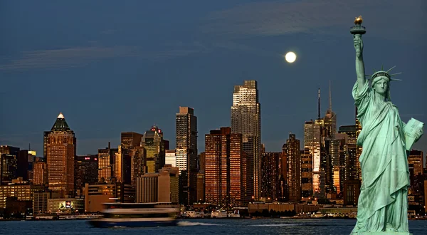 New York City Skyline mit Freiheitsstatue — Stockfoto