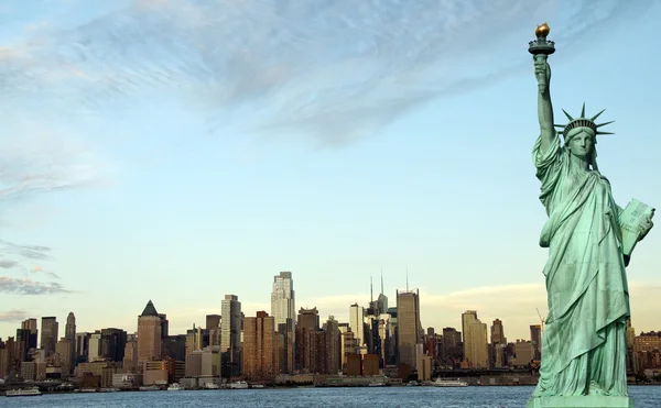 New york city cityscape skyline with statue of liberty — Stock Photo, Image