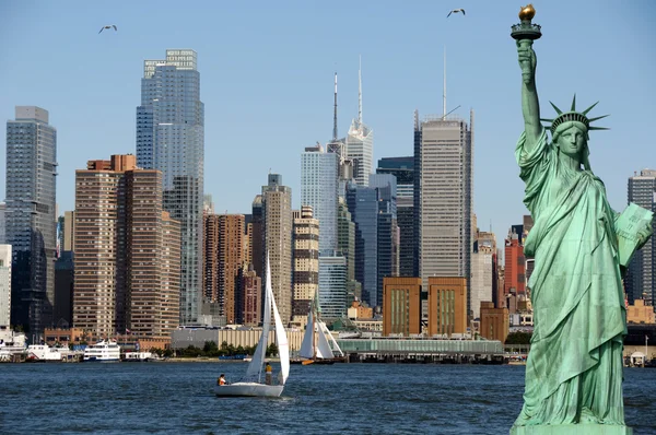 Ciudad de Nueva York paisaje urbano horizonte con estatua de la libertad — Foto de Stock