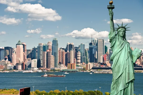 Ciudad de Nueva York paisaje urbano horizonte con estatua de la libertad Imágenes de stock libres de derechos