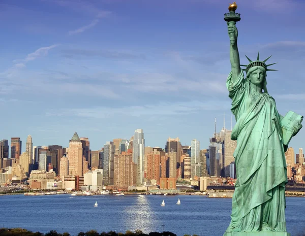 Ciudad de Nueva York paisaje urbano horizonte con estatua de la libertad Imagen de archivo