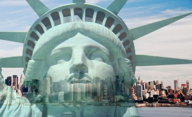Çifte pozlama New York şehri Özgürlük Heykeli ile gökyüzü