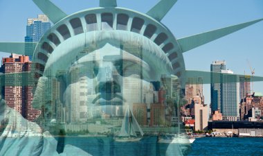 Çifte pozlama New York şehri Özgürlük Heykeli ile gökyüzü
