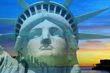 Çifte pozlama New York şehri Özgürlük Heykeli ile gökyüzü