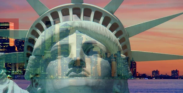 二重露光自由の像とニューヨーク市の街並みスカイライン — ストック写真