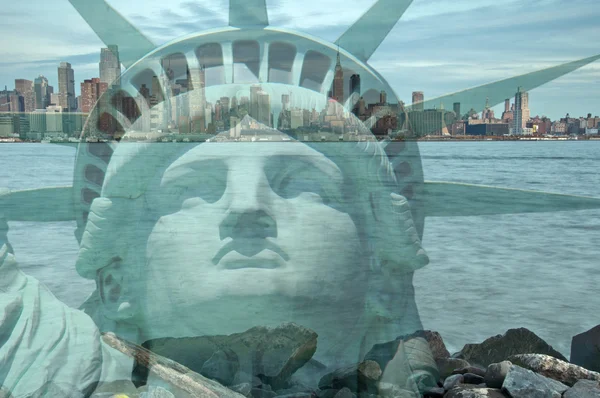 Doble exposición ciudad de Nueva York paisaje urbano horizonte con estatua de la libertad — Foto de Stock